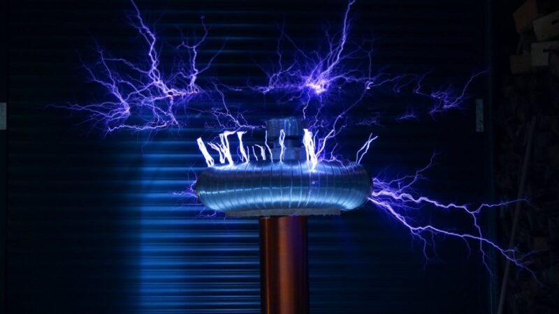 How ESD uniforms work with conductive fibers and Faraday Cage effect to protect electronics